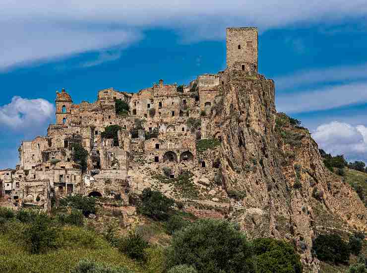 basilicata italia craco città fantasma