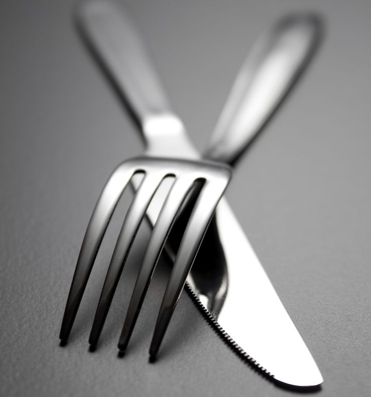 Forchetta coltello incrociate cosa significano