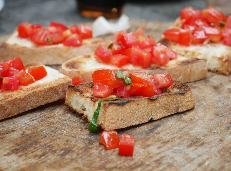 Cucina mediterranea: bruschetta al pomodoro