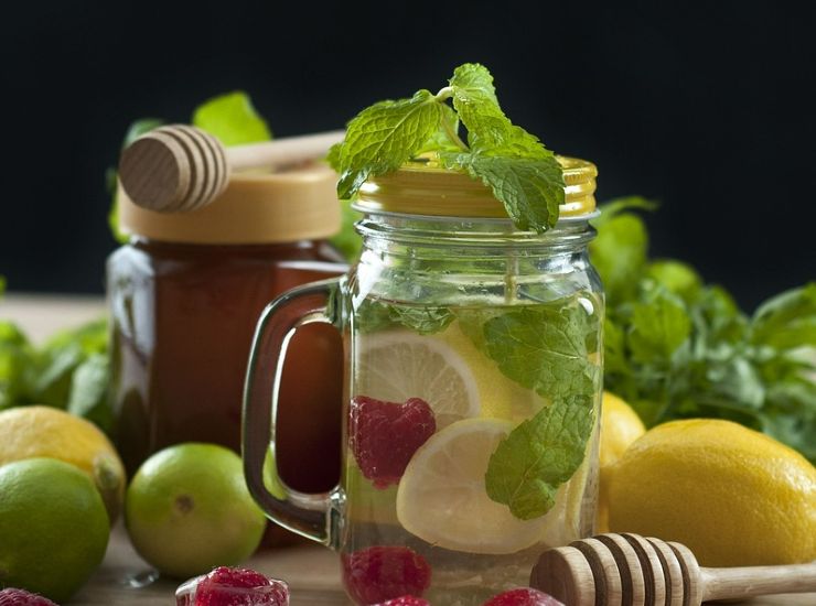 Acqua infusa con frutta ed erbe tra i piatti a basso contenuto calorico