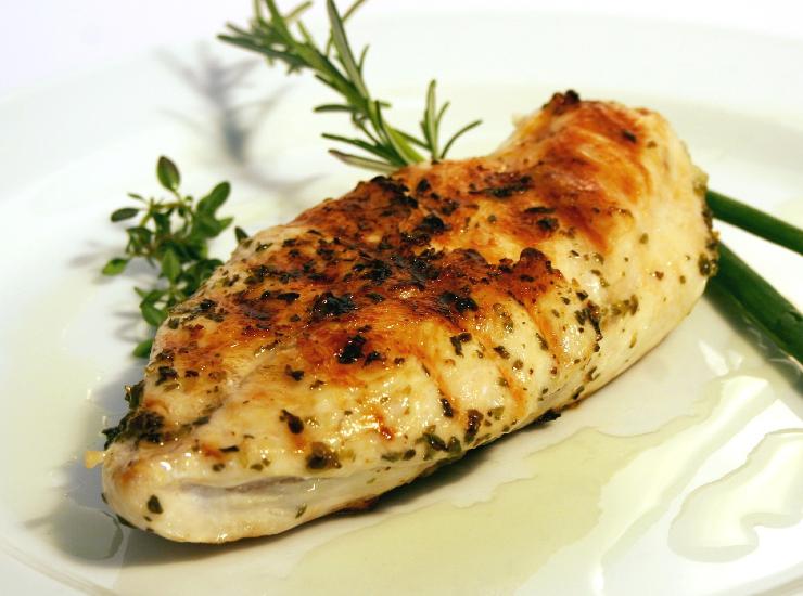 Pollo alla griglia in salsa di yogurt tra i piatti a basso contenuto calorico