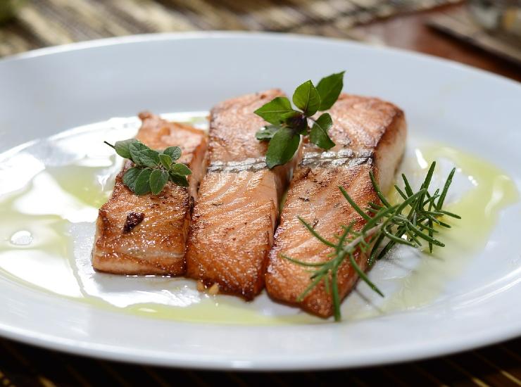 Salmone al vapore con salsa di limone tra i piatti a basso contenuto calorico