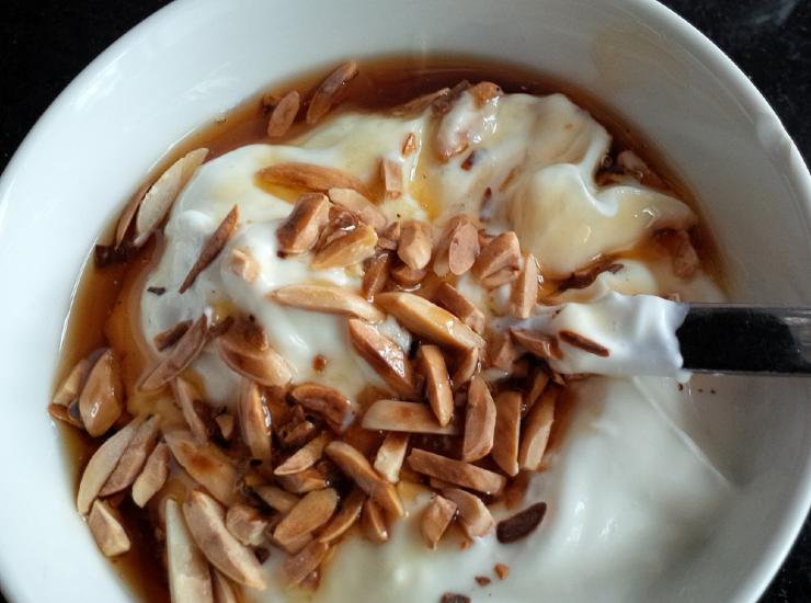 Yogurt greco con miele e noci tra i piatti a basso contenuto calorico