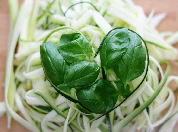 Zucchine alla julienne con pesto di basilico tra i piatti a basso contenuto calorico