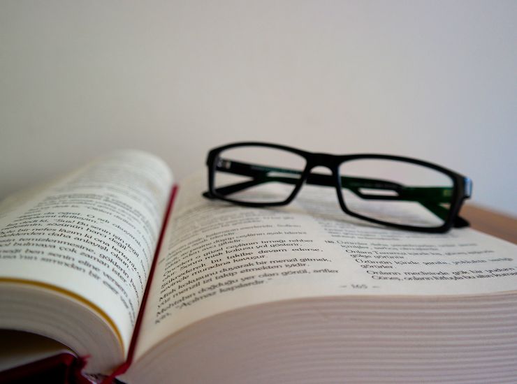 libro con occhiali