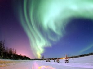 Aurora boreale fenomeni insoliti cielo notturno