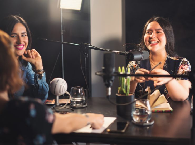 persone che parlano davanti a un microfono