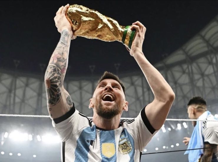 Leo Messi con Coppa del Mondo, post Instagram da record