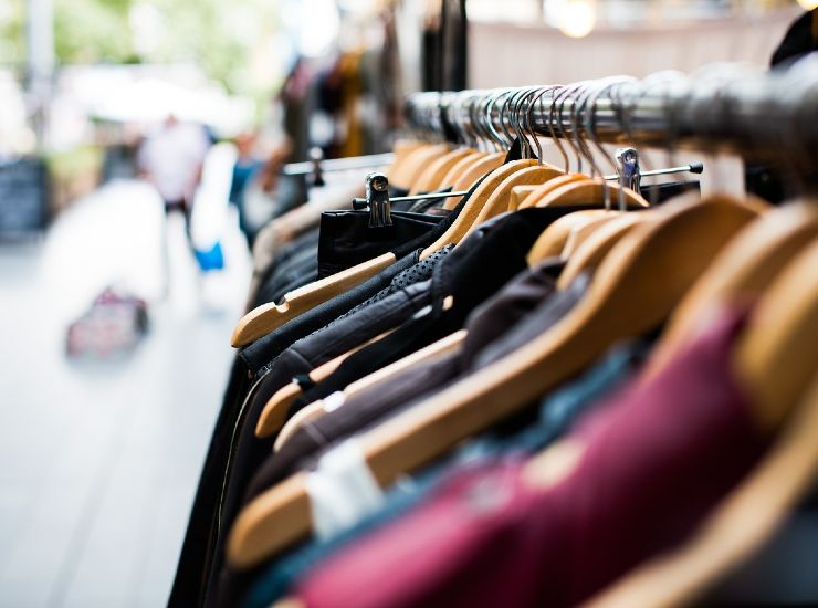 Moda per altezza: collo alto o scollo a V?