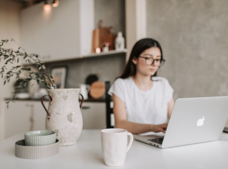 ragazza lavora al pc da casa