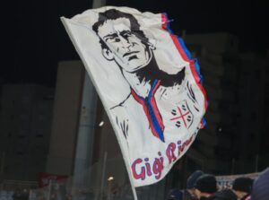 Stadio Cagliari bandiera per Gigi Riva