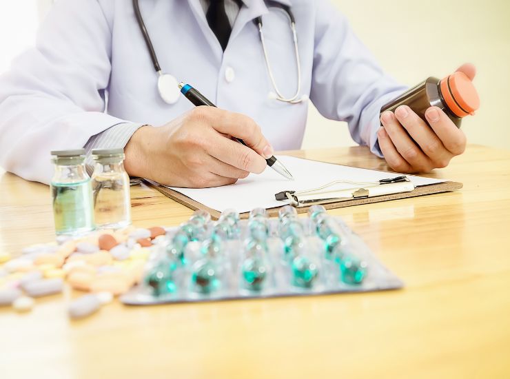 dottore che prescrive un farmaco