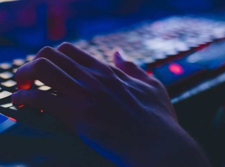 mano che digita sulla tastiera di un pc