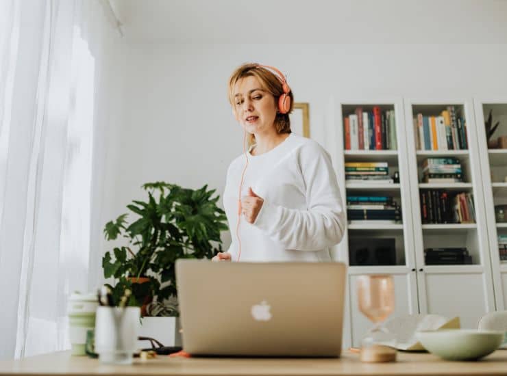 ragazza che ascolta la musica davanti al pc