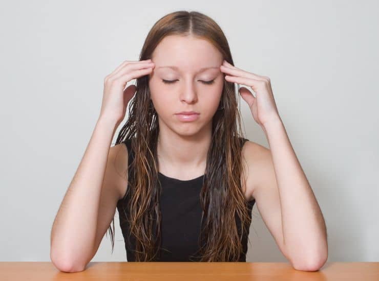 ragazza che si concentra