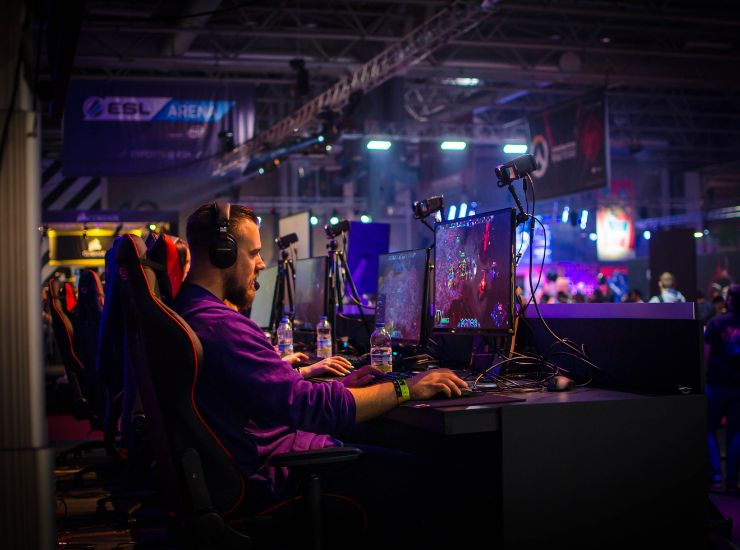 ragazzo che gioca al pc in una competizione esports