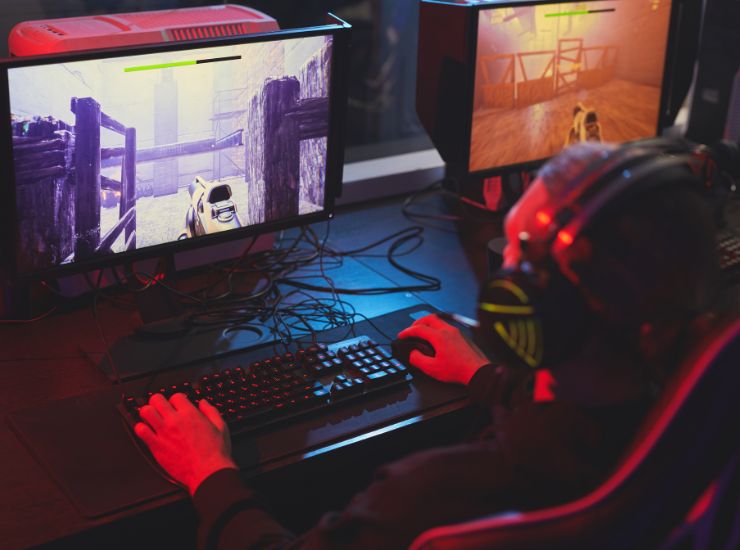 ragazzo che gioca al pc