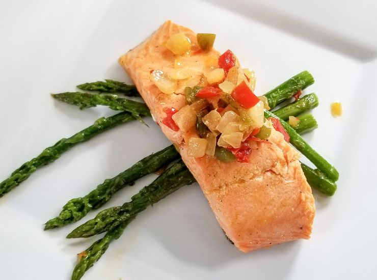 Cucina veloce e sana: salmone e asparagi