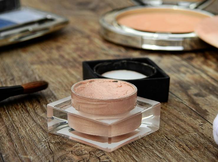 Make-up naturale da uomo: usare primer