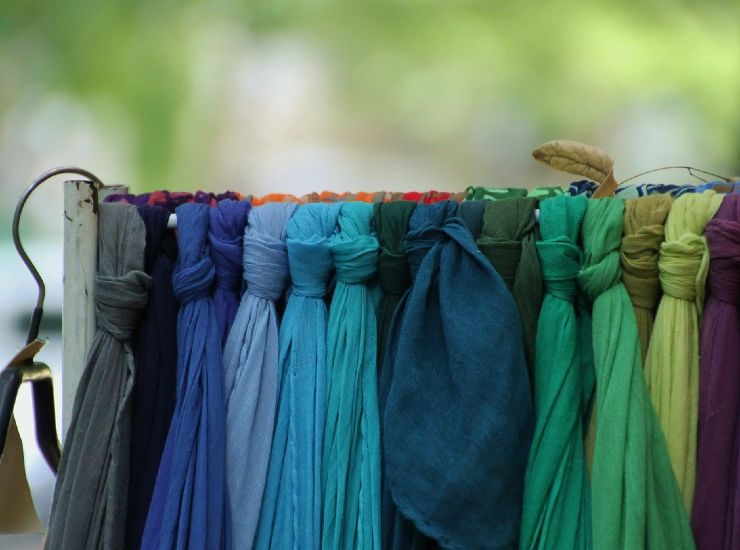 Moda ufficio: tessuti e colori diversi