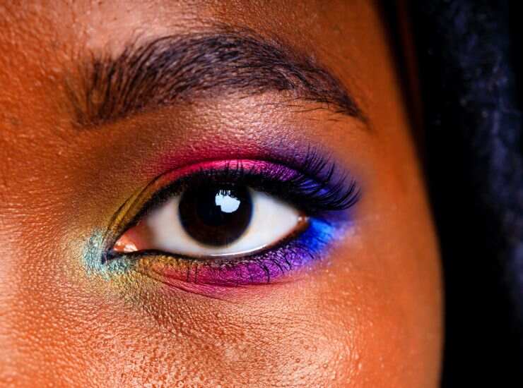 trucco con colori vibranti