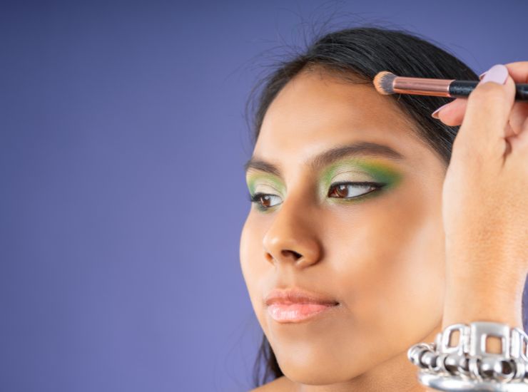 trucco con colori vibranti