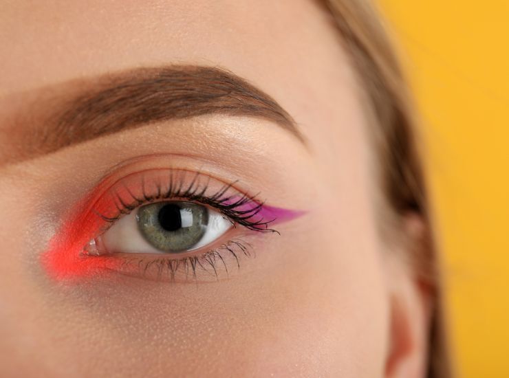 trucco con colori vibranti