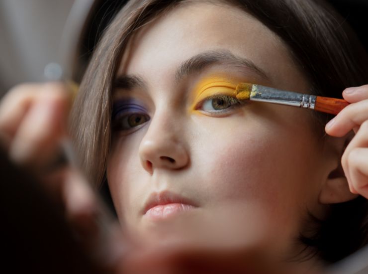 trucco con colori vibranti