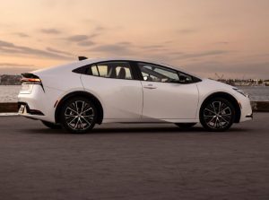 Toyota Prius auto elettrica 2024
